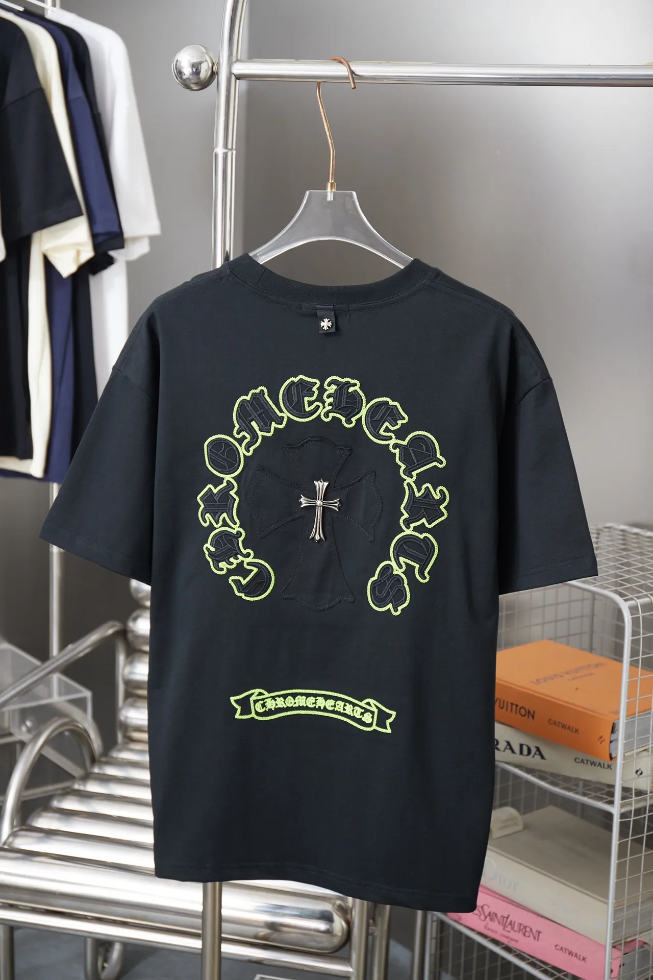 🅿️200 Ch*ome Hearte 25SS Early Spring New Style Embroidered Crow Heart Hardware Short Sleeves Light Luxury Essential Item for Men and Women’s Daily Commuting Correct Version Welcome to Compare Detailed Features · 320g 100% pure cotton double yarn jersey fabric · Custom dyed in the same vat with special bold 32-count double-ply 1X1 thread · Imported Tajima machine hollow embroidery ➕ Tatami embroidered Croix heart letters ➕ Patch embroidered cross · Manual hand-stitched hardware accessories · Double-needle sewing and cross-stitching process · Original main mark, washed tag, branded moisture-proof paper packaging Color: black/white Size: S/M/L/XL